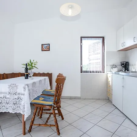 Jug Apartment *