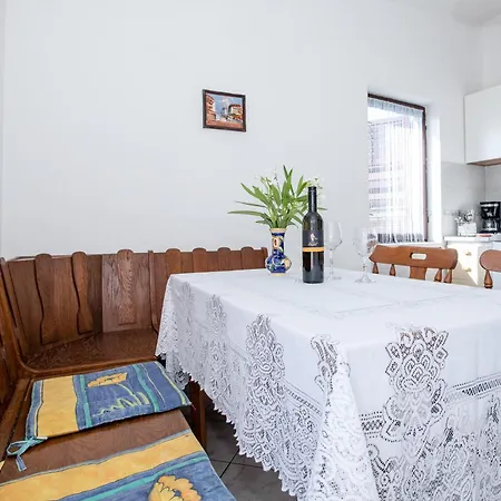 Jug Apartment Lopar