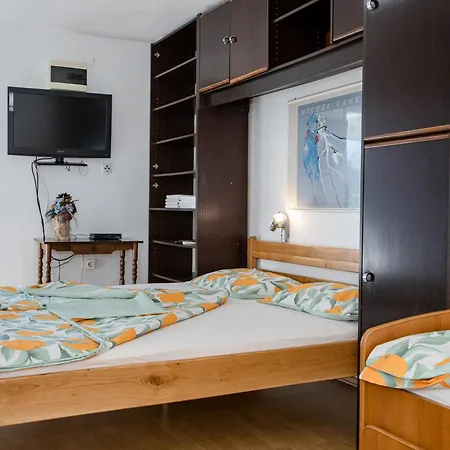 Jug Apartment Lopar