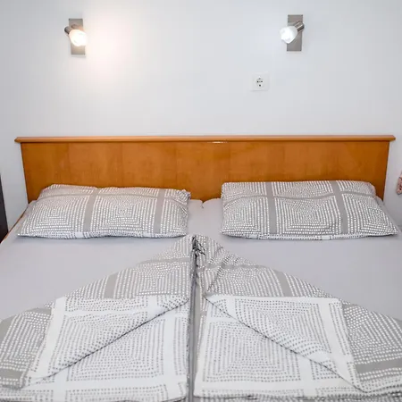 Jug Apartment Lopar